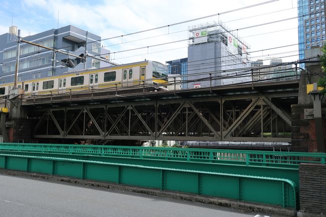 東京-飯田町間3.9km開通時期は、明治37年(1904年)から大正8年(1919年)に亘る15年間である。<br />即ち、<br /> 飯田町-御茶ノ水間 明治37年(1904年)12月31日 甲武鐵道<br /> 御茶ノ水-昌平橋間 明治41年(1908年) 4月19日 帝國鐵道庁<br /> 昌平橋-萬世橋間 明治45年(1912年) 4月 1日 内閣鐵道院<br /> 萬世橋-東京間 大正 8年(1919年) 3月 1日 内閣鐵道院<br />である。<br /><br /><br />飯田町-御茶ノ水間延長開業は、甲武(こうぶ)鐵道に依り、明治37年(1904年)12月31日大晦日に実施された。<br /><br />該区間延長に鑑み、当時の第13代東京府知事 三浦 安(みうら やすし)(文政12年(1829年)9月15日~明治43年(1910年)12月11日)(明治26年(1893年)10月26日~明治29年(1896年)3月14日在任)を座長とする東京市区改正委員会は、該社該区間建設工事許可申請に対し、<br />甲武鐵道ノ飯田町萬世橋間延長ハ単ニ萬世橋ニ至ルモノトハ許可セス東京中央高架橋鐵道ニ連絡スヘキモノトシテ許可スヘキ<br />との見解を開陳決議し、明治28年(1895年)8月に出席者全会一致で可決した。<br />然るに、問題は、飯田町以東は当時の東京市神田區内に於ける住宅最密集地域形成故に、用地取得が計画当初から困難が予想され、事実、土地選定も二転三転を余儀無くさせられる状況だった。<br /><br />該社に依る、飯田町-神田鍛冶屋町間2.6km建設工事許可に対し、明治33年(1900年)4月25日附で建設免許が交付された。<br /><br />現在の神田三崎神社は、本来は現在の水道橋駅西口付近を中心に鎮座し、且つ、広大な境内を有していたが、該区間建設の為に現在地への移転を強いられ、あまつさへ、昭和8年(1933年)の複々線化工事に伴い、更なる用地提供を余儀無くさせられ、現在の猫の額の如き狭隘な境内になってしまった。<br />現在の御茶ノ水-水道橋間は面倒な一般土地収用を放棄し、代りに、神田川堤防を開削する事で解決施工する始末だった。<br /><br />因みに、新宿-牛込間開通は明治27年(1894年)10月9日、牛込-飯田町間開通が翌明治28年(1895年)4月3日だった事から、飯田町以東延長施工が如何に困難な条件下での施工だったかが理解されよう。<br />因みに、飯田町-御茶ノ水間は開通当初より複吊架線式直流600V電化で電車運転され、更に、当時としては画期的な自動閉塞式で米ユニオン・スイッチ・シグナル社製円盤型自動信号機を採用していた。<br /><br /><br />飯田町-萬世橋間の殆どの橋梁桁は、独逸ハーコート(HARKORT)社製造品が使用された。<br /><br />即ち、該社は、フリードリヒ・ハーコート(Friedrich HARKORT)(1793年(寛政8年)2月22日~1880年(明治12年)3月6日)に依り創設された鋼鉄橋梁製造企業で、本社はデュイスブルク(DUISBURG)に設置された。<br /><br />該橋梁桁は、関東大震災後に於ける道路拡張、及び、飯田町-御茶ノ水Ⅱ間複々線化工事時に撤去例も多いが、昌平橋架道橋、及び、小石川通橋橋梁はじめ数箇所橋梁で現存現用しており、特に、後者橋梁は、平行弦上路プラットトラス構桁は、都内現用橋梁では唯一の存在である。<br /><br /><br />御茶ノ水-昌平橋(しょうへいばし)間0.4km延長工事は甲武鐵道に依り明治39年(1906年)3月に着工したが、然し、該工事着工時点で、同年3月31日附で公布された鐵道國有法にに拠り同年10月1日附で該社は政府買収が決定されていた事から、該区間延長工事着手は、利用者企業の利益を考慮したものなどでは無く、寧ろ、政府買収価格は買収時に於ける資産全体が対象とされた事から、政府買収対象会社は、俄土木工事開始例が多数見られ、該社新宿-中野間複線化、日本鐵道大宮-宇都宮間複線化、関西鐵道名古屋-湊町間全線複線電化、同城東線全線電化、参宮鐵道亀山-鳥羽間全線複線化、等々、明らかに政府に依る企業買収価格吊上を狙ったものが多く、正に狸の泥舟状態で、現在ですら非実現的事業も多きに亘った。<br /><br />御茶ノ水-昌平橋間延長工事は国有化後も継続工事とされ、明治41年(1908年)4月19日に逓信省帝國鐵道庁に依り完成した。<br /><br />引続き、昌平橋-萬世橋(まんせいばし)間0.3km延長工事が施工され、該区間は明治45年(1912年)4月1日に開通し、同時に昌平橋駅は営業を廃止した。<br /><br />延長工事酣な折、昌平橋駅構内に於いて重大列車事故が発生する。<br /><br />明治43年(1910年)3月8日<br />中央東線昌平橋驛ニ於テ電車到着ノ際何人カ制動機排気弁ヲ開放シ置キタル為制動ノ効力ヲ失シ停止スルコト能ハス 為ニ車止ニ激突シ乗客拾一名職員一名負傷シタリ<br />なる記録が現存するが、要するに職員外の第三者が制動機の排気弁を故意に開放した事が原因で、空気制動機が通常作動であるべき減速状態にならず、該駅車止に激突し車内の乗客職員が将棋倒しで負傷したもので、一歩間違えれば列車自体が高架橋から墜落していた危険性を有していた事故で、現在なら列車往来危険罪で、直ちに刑事事件として捜査が開始されたであろうと思われる。<br /><br />竣工した萬世橋駅本屋は、東京帝國大学工科大学(現 東京大学工学部)教授 辰野金吾(たつの きんご)(嘉永7年(1854年)8月22日~大正8年(1919年)3月25日)設計に依る3階建総煉瓦建築で、同時期に建設中で大正3年(1914年)3月30日竣工の東海道本線烏森(現 新橋Ⅱ)駅本屋と同様の外観を有し、建設中だった東京中央(東京)駅本屋の試周作建築と看做されていた。<br />該駅本屋内には、1,2,3等旅客用待合室やレストラン、会議室等々が設置されたが、当初計画と異なり、該駅発着列車は近距離電車が主で、中長距離列車は相変わらず飯田町駅発着だった事から、特に1等旅客待合室利用者など絶無に等しい状態だったが、該駅本屋が東京市中心部に出現した事で、東京市民をして驚愕させるに充分な存在だった。<br />また、該駅本屋前広場には、日露戦争第3次旅順軍港閉塞作戦(明治37年(1904年)3月27日)遂行中に戦死した 海軍中佐 廣瀬武夫(ひろせ たけお)(慶應4年(1868年)5月27日~明治37年(1904年)3月27日)、及び、海軍兵曹長 杉野孫七(すぎの まごしち)(慶應3年(1867年)1月24日~明治37年(1904年)3月27日)を軍神と讃え、明治42年(1919年)5月27日の日本海海戦記念日に建立された銅像が存在し当時の東京名所となった。<br /><br /><br />残存未建設区間たる東京-萬世橋間1.9kmは、明治45年(1912年)6月に計画骨子が決定したが、用地買収等々に時間を要し、実際の着工は大正5年(1916年)1月だった。<br /><br />該区間延長工事の為に要した土地は計12330坪で該土地買収資金は826830円だった。<br />該当時、当該地は東京市内に於ける最密集地だったが、買収提示金、及び、移転費が高額だった事から、一般住民は概ね土地買収に対し協力的だったが、寧ろ、一番厄介な存在だったのは、当時、麹町區常盤橋に所在した内閣印刷局だった。<br />結局、内閣印刷局移転費用は639坪183000円を要したが、該区間土地買収資金全体の22%を占めた。<br />該本庁舎は煉瓦建築物で、内閣鐵道院は該庁舎を解体し、煉瓦、木材を売却し補填し様と計画したが、調査の結果、使用煉瓦は粗悪品で再用不能と判明し、木材は公開入札の結果、12525円の二束三文的格安価格で落札された。<br /><br /><br />該区間は開通以来、陽陰極の複吊架線式が採用されたが、内閣鐵道院は他車種に先行し電車に限定し既成螺旋連結器を自動連結器交換を決定したが、然し、自動連結器に交換する為には、現在の電棍(ポール)集電では連結時に相互車輌に接触する事が判明した為に、2本電棍集電から軌条を陰極帰線とするパンダグラフ集電とさせるべく、架線を単線からカテナリー式に改造し、萬世橋-四ッ谷間が大正7年(1918年)3月2日、四ッ谷-中野間は翌大正8年(1919年)1月7日に架線変更が施工され、同年内に全車輌がパンダグラフ集電化された。<br /><br /><br />該区間最大の難工事だった萬世橋-東京(呉服橋)間建設は、大正8年(1919年)3月1日に開通し、該線起点が萬世橋から東京駅に変更され、同時に、電車の運転形態も、中野-東京-品川-新宿-池袋-上野間運転に変更されたが、他方、萬世橋駅は中間駅化してしまい将来に於ける蔭りが見え始める。<br /><br /><br />大正12年(1923年)9月1日は、前日未明から続いた二百十日も早朝には止み、天候回復後は夏日特有の蒸暑の午前が正に終わろうとした11時58分頃、東京市民は突然の揺れに当初は単なる地震だと思ったが、然し、単なる揺れから更なる激振動を伴い、木造家屋が次々と轟音を立てて倒壊する姿を目の当たりにし、呆然としつつ立っている事すら困難な状況に人々は大地震が発生した事を身を以って知らされた。<br /><br />後世、関東大震災(かんとう だいしんさい)と命名され記憶された地震は、震源地が神奈川縣西部だったにも拘らず、東京市内、特に、神田區(現 千代田区)、日本橋區(現 中央区)、下谷區(現 台東区)、及び、本所區(現 墨田区)に於いて甚大被害を生じせしめた。<br /><br />該区間に於ける該震災被害は下記である。<br /> 神田驛 同日19時00分頃全焼<br /> 萬世橋驛 同日18時30分頃全焼<br /> 御茶ノ水驛 同日14時00分頃全焼<br /> 水道橋驛 同日13時40分頃全焼<br /> 飯田町驛 同日15時00分頃全焼<br /><br />御茶ノ水-水道橋間神田川築堤部分では、線路が人家に面していた事から、該民家群火災に伴う、木片、衣類断片が着火状態で線路上に襲来した事や該線、枕木類焼失が他所と比較して著しく、軌条も長時間に亘る高熱の為に屈曲被害が多く発生した。<br /> 神田-萬世橋間 枕木焼損 164本<br /> 万世橋駅構内 枕木焼損 132本<br /> 万世橋-御茶ノ水間 枕木焼損 274本<br /> 御茶ノ水駅構内 枕木焼損 110本<br /> 御茶ノ水-水道橋間 枕木焼失1000本<br /> 水道橋駅構内 枕木焼失 300本<br /> 水道橋-飯田町間 枕木焼失 606本<br /><br />然るに、該区間内に於いて最も甚大被害発生に為に悲惨な結果を現出させたのは神田駅である。<br />該駅建設着工当初からを知る地元住民達は、該駅ならば鉄骨鉄筋コンクリート構造で安全なりと考えたのは自然の成行きと言えた。<br />住民達はリヤカーや大八車に家財道具一式を積込み、家族共々、該駅に次々と避難してきた。<br />当初は神田區猿楽町、及び、同區神保町付近で発生した火災が一団となり火砕流化した事から、同日17時頃に付近一帯に延焼し、該駅では重要帳票類、備品等々を該駅地下煉瓦倉庫に搬入させたが、住民達が持込んだ家財道具類が導火帯化した為に引火全滅し、更に、火砕流に包囲され立錐の余地も無い状態中、且つ、当時の女性は日本髪を結っていた事から鬢付油に引火し、悲鳴大絶叫と共に次々に人々に連鎖しながら避難者を襲い、避難現場は壮絶凄惨状態を現出させ、焼死者約550名を出す大惨事現場となった。<br /><br />地震発生と同時に萬世橋駅本屋は煉瓦壁に無数の亀裂が発生したが、倒壊を伴う危険性は全く無かった。<br />他方、地震発生直後より付近住民が家財道具一式を携え次々と集まって来たが、付近数箇所で発生した火災が集約化され火砕流となり、該家財道具群に着火炎上し導火帯化した事から、該駅本屋も当日17時30分頃には火災に巻き込まれ全焼するに至った。<br /><br />現在に於いて、地震発生と同時に津波からの逃避、倒壊建築物に対する注意喚起はなされているが、然し、東日本大震災発生直後に持参道具類に着火炎上例も有り、該事例に対する注意喚起をも必要と痛感させられる。<br /><br />駅施設火災焼失に関しては、神田、萬世橋、及び、御茶ノ水、水道橋、飯田町とは大きく被災要因が異なっていた。<br /><br />即ち、後者3駅が地元火災延焼が原因だったのに対し、前者2駅は、地震発生後、地元住民達が該高架線工事着工時から知り尽しているとして構内は安全なりと考え次々と避難して来たが、かの者達は家族と共に家財道具一式をも帯同し立錐の余地無き状態となったが、同日夕刻頃より付近一帯での火災が集約し火砕流化して駅構内に雪崩れ込み、該家財道具群に着火し導火帯化した事で、結果的に駅構内が全焼したものであり、一方の露天との相違こそ有れど、本所區(現 墨田区)旧陸軍被服廠跡地で発生した惨劇と同例である。<br /><br />萬世橋驛本屋は、屋根が崩れ落ち鉄骨が熔解するなど内部立入が極めて危険な状態だったが、取敢ず、付近一帯で回収された焼死体仮収容所に指定され、神田駅遭難者焼損遺体も該駅本屋内に移送収容された。<br /><br />新水道橋、第2三崎町、第1三崎町、及び、小石川架道橋下は、安全と信じ、付近住民が家財道具一式を携え次々と避難して来たが、近隣火災に依り持参家財道具に着火した事に依り大火災が発生し、該火災高熱の為に該各架道橋桁塗装が焼損し、改めて修復を要する事態も発生した。<br /><br />因みに、該震災で奇跡的に助かった人々で、後に、昭和20年(1945年)3月10日の東京大空襲時にも生存を勝ち得た人の共通項は、大災害発生時は何も携帯せず身一つで逃避すべき事を、教訓として身を以って知っていたからだった。<br /><br />該区間外震災被災電車は下記の通りである(電車以外の被災車輌に就いては機関車を含め、該線飯田町-新宿間編に於いて仔細記載予定)。<br /><br /> 神田驛 中野発東京品川経由上野行 第324列車 <br /> デハ23502+サハ33772+デハ23503 同日19時頃焼失<br /><br /> 萬世橋驛 中野発東京行 第80列車<br />該駅進入 停止直前に激震の為に該駅構内に於いて2号車に、該駅ホーム上屋支柱が折損命中し車体は大破したが、死傷者無く奇跡的に焼失を免れた。<br /><br /> 水道橋驛 東京発中野行 第335列車<br /> デハ6318+クハ6434+デハ6319 同日13時40分頃焼失<br /><br /> 飯田町驛 東京発中野行 第833列車<br /> デハ6267+クハ23600+デハ6268 同日15時20分~17時頃焼失<br /><br />当時の電車被災記録に、<br />停車場構内にて焼失せしものは被害程度甚しく、高架軌道上に在りたるものは可燃材料焼失後冷却作用を伴ひしため比較的軽微なり。一般に木製の部分は速に焼尽し、鐵製の部分はその構造上、取付位置等によりて異なるも、台枠、電動機等の如きは修理の後再用し得る程度にあり。今ボギー電動車の損傷の一例を示せば次の如し。<br />主要電動機は導線のケース外の部分は焼損せしも、ブッシング緊密なりため火はケースの内部に侵入せず、以て内部には殆ど異状なく、電動子は其の儘これを使用し得べく、界磁線輪には巻替を要したるもこれは外部の熱のためその表面の焼損に由るものにして、電動圧縮機及び、ダイナモーターの界磁線輪並に電動子巻線の大部分焼損せしは孰れも外部の高熱に因るものなり。<br />とされ、実際に焼失車輌台車台枠、制動装置類、及び、電動機は再用されたものが多かった。<br /><br />曲がりなりにも、飯田町以西区間開通が同月3日に可能だったのに対し、東京-飯田町間被害は甚大で、殆どの高架橋本体は無事だったにも拘らず、沿線火災に依る高熱現象の為に、床石変状、コンクリート剥落に依る鉄骨鉄筋露出、軌条湾曲変状、枕木約7000本焼失、等々の被害が発生した。<br /><br />該区間復旧着手は同月5日だったが、被害甚大だった為に時間を要し、同月24日に東京-萬世橋間が復旧完了したが、永楽町変電所焼失の為に送電が不可能で電車運転が不可能だった事から、取敢えず、東京-横濱間運転で、鐵道院基本型12000型客車数両の前後に6700型炭水車付蒸気機関車を連結した列車を延長運転させ、25分間隔30往復運転が可能になった。<br />翌10月1日初電から京濱線は電車運転が可能になった事から、該日より京濱線列車乗入は中止され、東京-萬世橋間小運転で対応した。<br />同月4日には、漸く萬世橋-飯田町間が復旧し電車の試運転が実施され、該試運転は機関車牽引、および、電車単独で実施され、同月5日より電車運転を再開した。<br /><br />永楽町変電所は関東大震災が原因で全焼し、調査の結果、被害状態が著しい事から、鐵道省は該変電所復旧を放棄し、新に神田に変電所設置を決定し、東京電燈會社から買電して直流600V1000kW送電が可能になった。<br /><br /><br />長らく萬世橋駅は神田歓楽街地帯への連絡駅として機能してきたが、大正8年(1919年)3月1日に該駅-東京間が開通し神田駅が開業した事で、それ迄は、東京市内駅乗降順位は第4位を維持し、大正12年(1923年)に第5位になったが、それでも、東京-萬世橋間から東京市電を中継し上野駅への連絡駅としての機能を有していたが、関東大震災翌年たる大正13年(1924年)には第7位、そして、神田-秋葉原間開通翌年たる大正15年(1926年)には第24位へと転落した。<br /><br />即ち、内閣鐵道院線は東京、上野、萬世橋、及び、両國橋(現 両国)、京濱電気鐵道(現 京急電鉄)は品川、東武鐵道は浅草業平橋、京成電気軌道(現 京成電鉄)は押上が起終点であり、此れらターミナル間を連絡する第1輸送手段は東京市電だった。<br />内閣鐵道院線利用者は、運賃計算を東京市内通過を東京、上野、両國橋(現 両国)各駅終点で打切とせず通し計算された。<br />東海道本線は乗換の関係で特別急行利用者以外は新橋Ⅱが利用され、その為に、普通急行は市電乗換客、及び、霞が関官庁街目的とする事から、当時は全列車が停車した。<br />それ故、萬世橋駅利用者が相当数存在したが、大正8年(1919年)3月1日以降、東海道本線対東北本線乗換客で市電利用者は神田駅を利用する様になり、反比例して該駅乗降客が漸次低下し、更に、関東大震災以降、道路、及び、市電線路付替が実施され、該駅前電停が廃止された事で不便さが露呈し、更に、大正14年(1925年)に神田-秋葉原間が開通し神田-上野間で旅客扱が開始された事で、市電利用者は、新橋-両國橋間のみとなり、結果的に萬世橋駅衰退に拍車をかける事態となった。<br /><br /><br />帝都震災復興院は、関東大震災後に於ける震災復興計画に基き、東京市内既設指定道路幅拡張が実行される事になり、該区間内に於いて、萬世橋架道橋、及び、飯田橋通架道橋が該当とされた事から、鐵道省は、該架道橋架替を決定し、前者は昭和3年(1928年)、後者は大正15年(1926年)に実施された。<br /><br /><br />架線電圧は、長らく直流600Vを使用してきたが、<br /> 東京-阿佐ヶ谷間 大正15年(1926年)4月 1日 1200V<br /> 東京-立川間 昭和 4年(1929年)6月30日 1500V<br />に昇圧した事で高速運転対応可能になり、更に冬期は電気暖房設置も容易となった。<br /><br /><br />該線飯田町-新宿間は昭和4年(1929年)3月16日に複々線化が完了し、電車運転とは原則分離されていたが、然し、起点たる飯田町駅と云う地が禍し、殊に、昭和3年(1928年)11月15日に飯田橋駅開業と同時に、飯田町駅電車乗降場が廃止され、駅本屋位置が移転した事で、飯田町始発列車に乗車する中長距離列車利用者は1両0~2名と云う回送列車状態となり、早晩客扱廃止が決定的になった。<br /><br />此の為に、鐵道省、閑散状態の列車線を活用すべく、急行(現 快速)線電車運転を立案し、昭和6年(1931年)1月に、飯田町-御茶ノ水間増線建設工事に着手した。<br /><br />昭和7年(1932年)7月1日には、それまで開業以来、御茶ノ水橋名古屋方に所在した御茶ノ水駅を反対側に移設し、同時に、総武線両國橋(現 両国)-御茶ノ水間が延長され同時に電車運転が開始された。<br /><br />最難関工事たる御茶ノ水-水道橋間立体交差工事は、昭和8年(1933年)8月に竣工したが、相前後して、飯田町駅旅客取扱は同年7月14日を以って廃止され、同年中に該駅旅客ホームも撤去された。<br />同年9月15日に全ての工事が完了し複々線運転が開始された。<br /><br /><br />鐵道省は、昭和10年(1935年)後期新車として、新たに、三鷹電車庫に対し モハ51型10両配置を決定し、該線名古屋方先頭車として、翌昭和11年(1936年)4~5月に掛けて次々と就役した。<br />該車は、それ迄の鐵道省電車の前面平妻様式から、初めて半流様式3扉セミクロスシート構造を採用し、その後に於ける76系、111系、211系電車構造の先鞭原型となった。<br />該線用電車として、臨時電車用に先行配置されたモハ42型以外でクロスシート構造だった事から、老若男女の人気の的となり、且つ、該車輌就役当時に於ける該線ホーム連絡階段が名古屋方設置駅が多数を占めていた事から、該車輌は常に満員状態を現出していた。<br /><br />水道橋に存在した、元水戸徳川家屋敷跡に設置されていた帝國陸軍砲兵工廠は、敷地狭隘と設備老朽化を理由に、帝國陸軍小倉砲兵工廠に統合廃止が決定し、昭和10年(1935年)に実施され、跡地は更地化されたが戦争終結後も、そのまま残存した。<br /><br /><br />該区間に於ける大東亜戦争中の空襲に依る被害は、<br />昭和20年(1945)<br /> 2月25日 第21爆撃機軍団 第73航空隊 第313航空隊 第314航空隊 B29戦略爆撃機計172機<br /> 07時35分 警戒警報発令<br /> 14時15分 空襲警報発令<br /> 14時58分 空襲開始<br /> 16時03分 空襲警報解除<br /> 16時30分 警戒警報解除<br /> 爆弾42.3t 焼夷弾411.4t<br />該空襲に依り、神田-萬世橋間高架橋下火災<br /> 復旧26日始発<br /><br /> 4月13日 第21爆撃機軍団 第73航空隊 第313航空隊 第314航空隊 B29戦略爆撃機計328機<br /> 22時44分 警戒警報発令<br /> 23時00分 空襲警報発令<br /> 23時18分 空襲開始<br /> 2時22分 空襲警報解除<br /> 2時52分 警戒警報解除<br /> 爆弾81.9t 焼夷弾2037.7t<br />該空襲に依り、御茶ノ水、水道橋、及び、飯田町各駅が被災、<br /> モハ30171<br /> モハ31015<br /> クハ38016 <br /> サハ39004 <br /> サハ39012<br /> サハ25134 <br />御茶ノ水駅構内に於いて、電車6両に焼夷弾直撃に依り全焼。<br />戦災廃車後、モハ30171は東武鉄道払下、サハ39004はオハ7047、サハ39012はオハ7065に復旧され客車として再生、サハ25134は東急電鉄払下された。<br /> 御茶ノ水駅本屋、水道橋駅本屋、及び、該駅上下線旅客ホーム上屋全焼。<br /> 復旧 15日14時<br /><br /> 5月25日 第21爆撃機軍団 第58航空隊 第73航空隊 第313航空隊 第314航空隊 B29戦略爆撃機計464機<br /> 22時02分 警戒警報発令<br /> 22時22分 空襲警報発令<br /> 22時30分 空襲開始<br /> 1時00分 空襲警報解除<br /> 1時30分 警戒警報解除<br />該空襲に依り、神田駅本屋、飯田町駅信号取扱所、及び、飯田町機関区全焼。<br />因みに、一部文献に飯田橋駅本屋全焼との記述を散見するが、該事実は無く、飯田町を飯田橋と誤植、誤転記の結果と推定されるが明らかに事実無根である。<br /> 運転再開28日6時00分~19時30分 蒸気機関車牽引列車運転、電車運転は30日初電。<br /><br /><br />大東亜戦争終結直後より数年間は、資材不足の為に全施設が限度規定以上使用が要因で、疲弊老朽化が著しい状態となったガ、此の為に、電化区間各地に於いて、架線切断事故が多発したが、該線萬世橋電留線に於いて、昭和21年(1946年)9月13日に、架線断線が原因とする車輌火災事故が発生した。<br /><br />即ち、<br />モハ30133 → デハ73333 昭和3年(1928年)3月31日附竣功 汽車會社製造東京支店製造。<br /> 昭和22年(1947年)4月24日附 事故廃車 相模鉄道払下。<br /><br /><br />現在の東京地下鉄東西線中野-大手町間10.7kmは、中央本線東京-三鷹間複々線化計画代替建設区間として別途設置された路線である。<br /><br />即ち、昭和32年(1957年)日本国有鉄道理事会に於いて、中央本線東京-三鷹間24.1km増線計画案承認事案が事の発端である。<br />御茶ノ水-中野間12.1kmの既成複々線区間を活用し、東京-御茶ノ水間2.6km、及び、中野-三鷹間9.4kmに新に複線施設を追加し該区間全線を複々線とする内容だった。<br />該計画案に基き、東京駅に0番ホーム設置スペースを構成させたが、然し、現実には、東京-御茶ノ水間2.6kmに於ける用地取得は殆ど絶望的であるとされ、追加複々線化は中野-三鷹間9.4kmに限定し、中野-東京間は、帝都高速度交通営団地下鉄に依り、別途建設施工し相互乗入計画に変更された。<br />該計画案は昭和62年(1987年)4月1日の民営分割後も継続したが、昭和63年(1988年)に東京駅復元計画が浮上した事で、該計画案は自然消滅した。<br />現在では、首都高速道路都心環状線で中央本線跨線部が複々線跨間となっているのは、該計画案の先行結果である。<br /><br /><br />昭和43年(1968年)7月16日22時38分頃、御茶ノ水駅1番線で重大事故が発生した。<br /><br />即ち、先行旅客第2239F列車は、該駅出発直後、該列車に直前乗車した乗客荷物が扉に挟まった状態で扉が閉止したが、該乗客が無理やり荷物を引張った為に、扉が開閉状態となった事から、該列車運転台のパイロットランプが消灯し、該列車運転士は異常事態と判断し非常制動を動作させた。<br /><br />他方、後続旅客第2201F列車運転士は、先行第2239F列車に接近し、閉塞信号機が停止現示で列車自動停止装置ATS-B型が動作した為に確認動作したが、漠然と行動した為に、該停止信号を冒進し、先行旅客第2239F列車後部に気づき非常制動を動作させたが間に合わず追突した。<br />該事故に依り双方の電車2両が破損し、乗客20名が重軽傷を負った。<br /><br />復旧は双方の電車を分割し、万世橋留置線に収容後、線路復旧を実施し、翌17日6時50分に開通した。<br /><br />当時のATSは確認ボタンを押印後はバックアップ機能が無く、言わば、起こるべくして発生した事故だった。<br /><br />因みに、現在、東日本旅客鉄道が使用するATS-Pn型は、運転士に依る確認作業を必要とせず、信号冒進時にのみ非常制動が作動するシステムとなっており、保安装置としてはATCよりも高度機能を有する。<br /><br />東海旅客鉄道は、該社所有地大半から西日本旅客鉄道が採用した交流60Hz様式のATS-W型導入を決定し採用したが、故障が多いのみならず、該システムと連携する踏切誤動作に依る、遮断機が列車通過中にも拘らず開状態だった事故が連続発生した事が契機となり、東海旅客鉄道は主要線区に於いて設置工事中だったにも拘らず、W型採用を中止し、東日本旅客鉄道50Hz様式のATS-Pn型採用に踏み切った。<br /><br />此の為に、大垣-米原間に乗入れていた西日本旅客鉄道普通快速用電車は、Pn型車上機器設置を見送った事から、該区間乗入が不可能になり、結果的に長らく続いた大垣乗入が廃止された。<br /><br />逆に、東日本旅客鉄道小山車両区配置の231系電車はW型未設置だった事から、東海道本線熱海以西区間乗入が不可能だったが、東海旅客鉄道がPn型が設置された事で、事実上、米原まで入線可能である。<br /><br /><br /><br />表紙写真は、<br />1903年(明治36年)ドイツ・ハーコード社製<br />平行弦上路プラットトラス構造<br />小石川(こいしかわがわ)橋梁<br /><br /><br /><br /><br /><br /><br /><br />中央本線歴史的痕跡探訪記<br />~東京-飯田橋間編 明治頌歌~<br />https://4travel.jp/travelogue/11227787<br />~飯田町-飯田橋-新宿間編 明治頌歌~<br />https://4travel.jp/travelogue/11228675<br />~新宿-中野間編 明治頌歌~<br /><br />~中野-三鷹間編 大正浪漫~<br /><br />~三鷹-立川間編 大正浪漫~<br /><br />~立川-八王子間編 明治頌歌~<br /><br />~八王子-上野原間編 明治頌歌~<br /><br />~上野原-大月間編 明治頌歌~<br /><br />~大月-笹子間編 明治頌歌~<br /><br />~笹子-塩山間編 明治頌歌~<br />https://4travel.jp/travelogue/11303788<br />~塩山-甲府間編 明治頌歌~<br />https://4travel.jp/travelogue/11488165<br />~甲府-韮崎間編 明治頌歌~<br />https://4travel.jp/travelogue/11495714<br />~韮崎-小淵澤間編 明治頌歌~<br /><br />~小淵澤-茅野間編 明治頌歌~<br /><br />~茅野-岡谷間編 明治頌歌~<br /><br />~岡谷-辰野間編 明治頌歌~<br /><br />~辰野-塩尻間編 明治頌歌~<br />