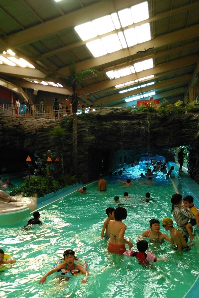 ｢連れてってー、連れてって、連れてってー♪｣の曲に誘われてハワイアンズへ行ってきました。子供達はずっと行きたがっていたので、とても楽しみでした。しかし、旅行前に怪我をしてしまい、まさかの松葉杖！<br />どうなることやら…