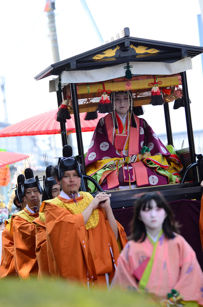 三大斎王群行の斎宮行列（京都府京都市）毎年6月の第1週末の2日間にわたって開催される斎王まつり（三重県多気郡明和町）そして、今回の目当ての　あいの土山斎王群行（滋賀県甲賀市）。平安時代に今の甲賀市土山町を通って京都から伊勢まで歩いた。..斎王の行列を再現したイベントが19日「斎王の群行」おこなわれました。今年で20回目を迎えます。平安時代に京から鈴鹿峠を越えて伊勢神宮まで五泊六日かけて旅をした。斎王による「禊（みそ）ぎ式」、女人列による「道中舞」など、平安絵巻をたっぷり楽しむことができました。斎王群行の当日は、平安装束に身を包んだ参加者70人が、滋賀県甲賀市土山町の旧東海道沿いあでやかな十二単姿で斎王は、腰輿という輿に乗られて..大野小から頓宮跡までの約３キロを・・（斎王群行）。主役の斎王は毎年公募の中から選ばれた..。斎王役は佛教大の中村楓佳（ふうか）さん（20）地元土山で小学生の頃から斎王役に憧れてきた中村さんが務めた。第20回あいの土山斎王群行は.晴れてました、何時もは、寒く強風で花粉で大変でしたが今年は穏やかな1日につられてとうとう垂水頓宮跡近く来ましたが、時間の都合でさて、帰るにしても駐車場まで約3キロ近くの地元の方に、帰り道とかタクシー事情から困惑気味近くの方が送ってやると、言われる方に・・お言葉に甘えてさすが、肝っ玉母さん・・・お礼を目一杯言って土山を後にしました。次回、あいの土山斎王群行行く際は、お礼に伺います。●3月19日（日）11：30 禊ぎ群行（大野小学校体育館前～前庭～夢の小川）12：00 禊ぎ式（大野小学校夢の小川）12：30 お発ち式・お発ち舞（大野小学校体育館）13：00　斎王群行　お発ち13：30 斎王群行整列14：00 道中舞（市場区民広場）14：40 道中舞（前野集会所西広場）15：30 お着き式・お着き舞（垂水頓宮跡）16：00 終了 大野小学校から垂水頓宮跡までの約3km。　■■■第20回甲賀市あいの土山斎王群行■■■■　名称 　　　　　あいの土山斎王群行　　　　　　　　 (あいのつちやまさいおうぐんこう)開催場所 　　　滋賀県甲賀市　　　　　　　　　　大野小学校～垂水斎王頓宮跡所在地 　　　　〒528-0235滋賀県甲賀市土山町交通アクセス 　ＪＲ草津線「貴生川駅」からバス約25分　　　　　　　　「大野東口」～徒歩3分開催期間　　　 2013年3月24日11:30～15:20イベント料金　 無料主催 　　　　　あいの土山斎王群行実行委員会問合せ先 　　　あいの土山斎王群行実行委員会　　　　　　　　　　　　0748-66-1602　　　　　　　http://www.kouka.ne.jp/~w1085116/財団法人あいの土山文化体育振興会　　http://www.kouka.ne.jp/~w1085116/saiou/saiou_top.html