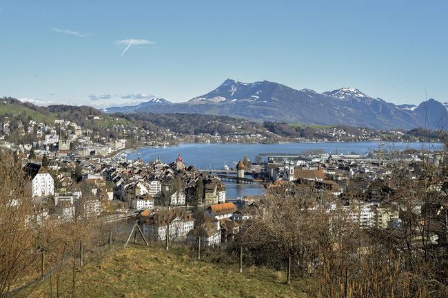 ルツェルン州の州都、ルツェルン。この街の旧市街、リギ山(Rigi)やルツェルン湖(Vierwaldst&#228;ttersee)を見渡せるおすすめスポットがあります。<br /><br />http://ameblo.jp/swissjoho/entry-12141596362.html