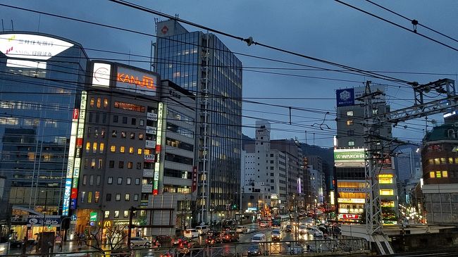 とある用で神戸に来ました。<br />スグに用事は終わり、餃子→焼肉と<br />行動が変わりました…。腹パンパン！<br />二十代はよく来たのに現在サッパリ…。<br />久々にウロつくとやはり楽しかった！<br />コーベ、エエとこです。