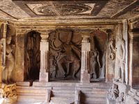 インド・デカン高原の旅　８　（アイホーレの石窟寺院）