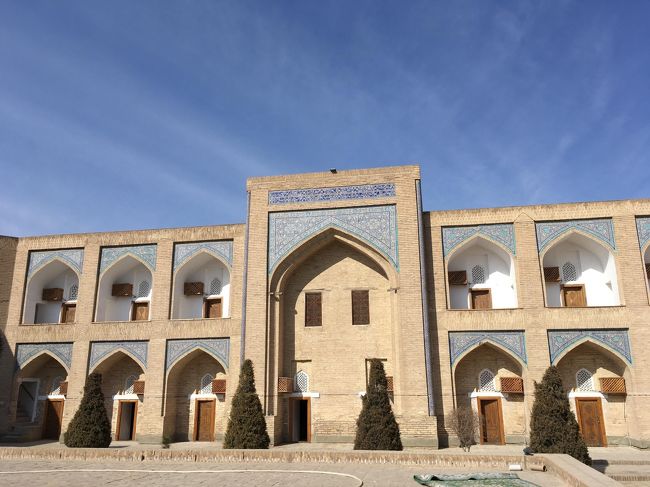 【2日目：タシケント→ウルゲンチ→ヒヴァ】<br /><br />1週間のお休みをいただきウズベキスタンとトルクメニスタンに行ってきました！初めての中央アジアです。世界遺産の素敵なイスラム建築、遊牧民系のおいしい料理、迫力いっぱいの地獄の門、巨大建築が立ち並ぶ不思議な都市、ウズベキスタン鉄道の特急列車などなど、短い間でしたが盛りだくさんの8日間になりました。<br /><br />1日目　成田→（飛行機：ソウル乗継ぎ）→タシケント<br />★2日目　タシケント→（飛行機）→ウルゲンチ→ヒヴァ<br />3日目　ヒヴァ→（国境越え）→ダシャウズ→クニャ・ウルゲンチ→ダルヴァサ（地獄の門）<br />4日目　ダルヴァザ（地獄の門）→アシガバード<br />5日目　アシガバード→（飛行機）→トルクメナバード→（国境越）→ブハラ<br />6日目　ブハラ<br />7日目　ブハラ→（列車）→サマルカンド<br />8日目　サマルカンド→（列車）→タシケント→（飛行機：ソウル乗継ぎ）→成田