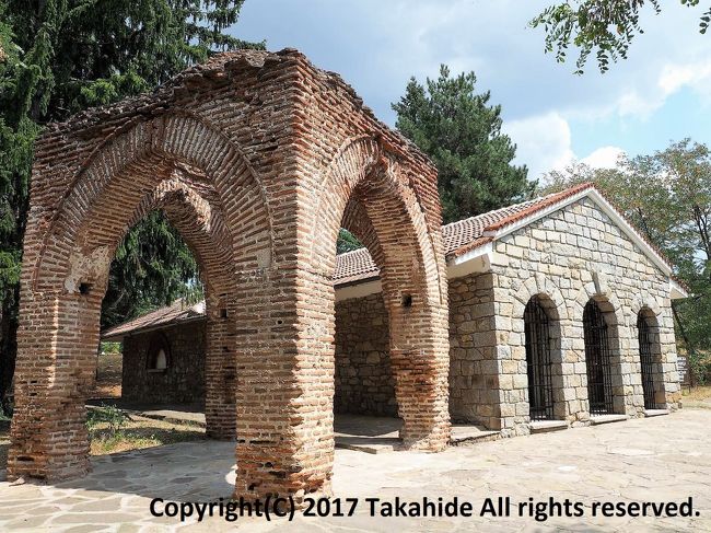 ルセ(Русе)からプロヴディフ(Пловдив)へ移動の途中、カザンラク(Казанлък)に立ち寄りました。<br />先ずは駅から北東に歩き、世界遺産に登録されているカザンラクのトラキア人の墳墓(Казанлъшка гробница)へ。<br />表紙写真のオリジナルの丸天井型地下墳墓は公開されていませんが、近くにレプリカが作成されており、そちらを見学することができます。<br /><br />GPSによる旅程：http://takahide.hp2.jp/Romania/Romania.html<br /><br /><br />ルセ：https://ja.wikipedia.org/wiki/%E3%83%AB%E3%82%BB<br />プロヴディフ：https://ja.wikipedia.org/wiki/%E3%83%97%E3%83%AD%E3%83%B4%E3%83%87%E3%82%A3%E3%83%95<br />カザンラク：<br />カザンラクのトラキア人の墳墓：https://ja.wikipedia.org/wiki/%E3%82%AB%E3%82%B6%E3%83%B3%E3%83%A9%E3%82%AF%E3%81%AE%E3%83%88%E3%83%A9%E3%82%AD%E3%82%A2%E4%BA%BA%E3%81%AE%E5%A2%B3%E5%A2%93<br />カザンラクのトラキア人の墳墓：http://whc.unesco.org/en/list/44/