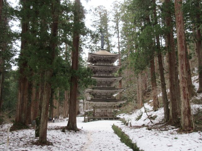 羽黒山は、蜂子皇子(はちこのおうじ)が５９３年に開山した羽黒修験道の総本山。山伏が法螺貝を吹く姿は全国によく知られているところで、昨年、月山、湯殿山と合わせた「出羽三山」(でわさんざん)が、山形県で初めて「日本遺産」に認定されました。<br /><br />特に信心深いわけでもない晴れおじさんですが、日本遺産になったからにはもう一度じっくり参拝しなければと、愛車を駆って残雪のある羽黒山を訪ねました。