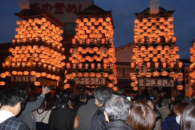 犬山祭りは、春と秋開催され、春祭りは毎年４月第一土曜日と日曜日に行われます。午前１０時頃から各町内から犬山城前の<br />針綱神社前に１３基の山車が集結しからくりを披露します。<br />今回は各山車に３６５個の提灯を付けての夜車山曳き出しを見に行きました。名古屋鉄道犬山駅前に６基、針綱神社前に７基が集結し、私がＰｍ５時ごろ犬山駅に降り立つと、山車はほぼ提灯が取り付けられいました。ここから針綱神社に歩いて１５分程道路両側に屋台のお店がずらり並び、車道を歩く。針綱神社前は７基が列をなして、６時１０分ごろから提灯に火がいれられ出し、７時から１基ずつ各町内に帰ります。