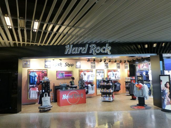 マヨルカ空港(PMI)の出発コンコース内にあるハードロックカフェのグッズ売り場Rock Shop!<br />エアチケット持ってる方しか行けません。ショップなので飲食なし。<br />チェックインは1階で２階がセキュリティーで４階コンコースAに行く手前にあります。<br />ショップの改装工事中だったので目印になるお店など覚えてません…<br /><br />http://www.aena.es/csee/Satellite?Language=EN_GB&amp;ca=PMI&amp;pagename=cartografia&amp;poi=1237567467917&amp;ps=t<br /><br />この店限定品は私の行った時はありませんでした。基本ハードロックカフェ マヨルカ店で販売されてる物と同じですが、ハードロックカフェでは売り切れてたデザインのメンズモデルのTシャツが売ってました。<br />私はデザインが気に入ったのでレディースサイズの大きめをハードロックカフェ買ったのに…ちょっとショック(汗)<br />カフェでも売ってますが飛行機をモチーフにしたピンもあります。<br /><br />ハードロックカフェのメンバーズカードRewardsに加盟してますのでVISIT付きますよ！<br /><br />当日行った時はスタッフさんは１名で店内・書き割りでの撮影協力してくれました。<br />早い時間から営業してますのでマヨルカを出発する前に行かれては？<br />３月～１１月１０日　6AM - 10PM<br />１１月１１日～２月  8AM - 8PM<br /><br />