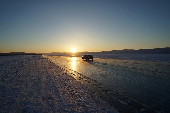 ２月～３月のみ限定で車が走れるバイカルアイスロード。<br />３月の連休に無理やり休みをくっつけて行ってきました。<br /><br />1日目　関空→北京<br />2日目　北京→イルクーツク→オリホン島<br />3日目　オリホン島(アイスハンティングツアー)<br />4日目　オリホン島→イルクーツク→(深夜便)<br />5日目　北京→羽田→大阪<br /><br />という、なかなかハードなスケジュール。<br />日本－北京間は特典航空券、北京より先は旅行社に手配をお願いしました。