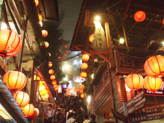 北の国に転勤する友人と、地元から行く最後の旅に台湾をチョイス。<br />沖縄とギリギリまで悩んだあげく<br />国内はいつでもいけるかと海外へ。<br /><br />友人姉が働いている台北へひとっ飛び。<br /><br />現地言語を話せる人がいるというのはなんて安心感があるんでしょう。<br />まぁ、ほとんどのお店でカタコト日本語&英語は通じるので<br />コミュニケーションに困ることはほとんどありませんが...<br /><br /><br />航空会社:キャセイパシフィック<br /><br /><br />旅行記Part2⇒http://4travel.jp/travelogue/11229753