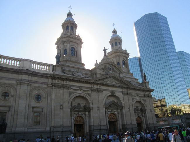 チリの首都サンチアゴの旧市街を歩きました、中央市場で散策と食事をした後、そばにあった旧国鉄駅の中を見てから歩いてアルマス広場に、途中、サント・ドミンゴ教会の横を通りました。<br /><br />ヤシの木が多くあるアルマス広場では多く市民が来ていました、広場内では何か所もパフォーマンスが行われていました、広場前には歴史あるサンチアゴ大聖堂、中央郵便局、市庁舎などの歴史ある建物がありました、サンチャゴ大聖堂の中には入って見ることが出来ました。<br /><br />＊13日から15日まで2泊3日でイースター島に行きました、15日にアルトゥロ・メリノ・ベニテス国際空港敷地内あるホリデイイン・サンチアゴ・エアポートに宿泊しました。