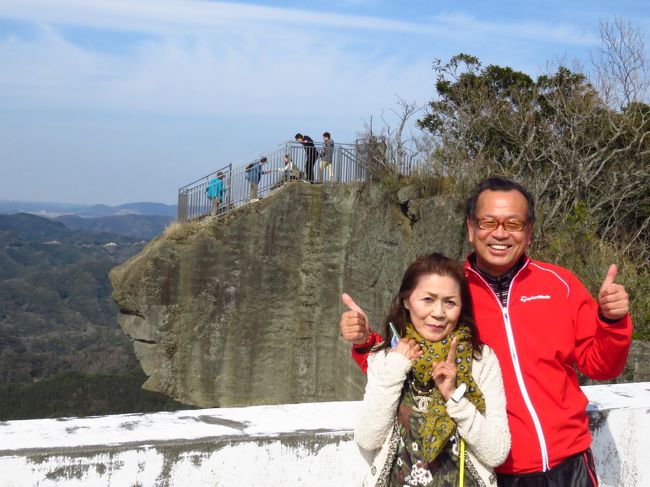 クラツーで行く鋸山　地獄のぞきと日本寺＆仁右衛門島と濃溝の滝<br />1日目<br />当地(7:40出発)久里浜港&lt;東京湾フェリー&gt;金谷港①鋸山ロープウェイ(360度の大パノラマ)②鋸山日本寺(山頂展望台「地獄のぞき」で絶景をお楽しみ/約60分)富浦(買い物/約30分)白浜野嶋温泉(泊)　※夕食はお寿司や刺身など約60種のバイキング(約90分)！<br /><br />２日目<br />白浜野嶋温泉③仁右衛門島(渡船で県指定名勝の島に渡ります/約60分)④清水渓流公園・濃溝の滝(ネット上でも話題の美しい滝/約40分)上総牛久駅&lt;⑤小湊鐵道ローカル線&gt;五井駅&lt;東京湾アクアライン&gt; 当地到着２０：１０分<br />※①～⑤はツアータイトルの「房総半島の絶景５景」です