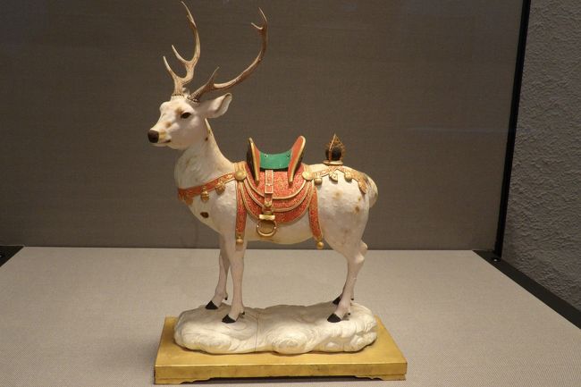 　上野の東京国立博物館（東博）本館1Fには「現代の美術」の展示室がある。今年（2017年）の春は、「赤坂離宮花鳥図画帖」の12枚の花鳥図の絵が展示されていた。<br />　他に目を引いたのは杖刀と蒔絵宝剣が展示されていたことだ。<br />（表紙写真は神鹿（竹内久一作））