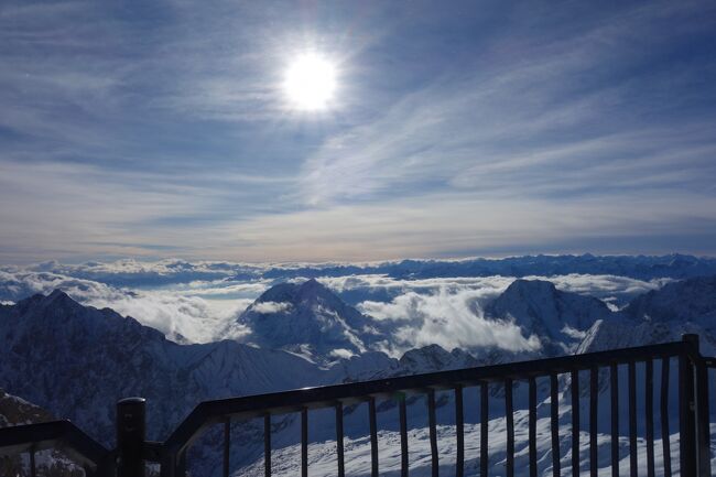 冬のドイツの山脈を体感できる山。<br />ドイツの最高峰ツークシュピッツェ山。<br />絶景かつスキーするには最高の山。<br />スイス・オーストリアに比べ日本人にはあまり知られていないスキー場なのでヨーロッパでスキーするには、絶対おすすめです。<br />①　ガルミッシュの街からスキーバスで10分余りで行ける、ガルミッシュ　クラシック　スキー場は冬季オリンピックが開催された有名なスキー場です。<br />②　ツークシュピッツェ山頂の　スキー場は絶景です。<br />オーストリアのスキー場に隣接しています。<br />（オーストリアから下山すればフッセン、ノイシュバンシュタイン城に電車とバスで行けます。）<br />麓のガルミッシュパルテンキルヘンは歴史のある素晴らしい街並みで3日程度は滞在したい街です。<br /><br />