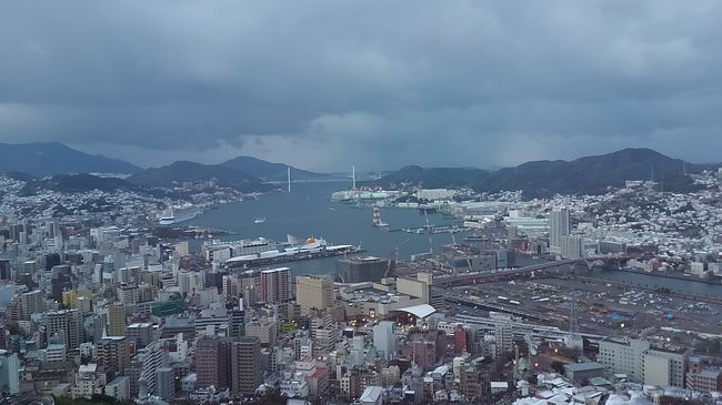 ランタン祭りを見学した後は お宿に帰って 卓袱料理をいただきました。<br />夜があけると 長崎の街が 粉砂糖をふりかけたような かわいい街に・・・<br />お天気も回復したので 路面電車で グラバー園 出島を回って 帰路につきました。 