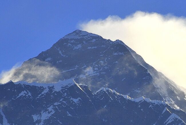 エベレストを見ることがメインのトレッキングに行って来ました。<br />国としてはネパール、全体の行程は１０日間、そのうちトレッキングは４泊５日です。往路３日間、復路２日間です。<br />ビギナー向きコース、ビギナー向きペースです。<br />その４：サンボチェの丘にあるエベレストシェルパリゾートを発ち、ナムチェバザールを経てモンジョで１泊。翌日このトレッキングのスタート地点ルクラに下るまでです。<br />ナムチェバザールでは有名ブランドスポーツ用品の正規品が購入でき、エベレストビューホテルではとても美味しいコーヒーを飲むことができます。<br />私は都会のような印象を受けます。エベレストベースキャンプやカルパタールまで行けば全然違うのでしょうが、やはりこのエリアはヒマラヤの銀座だと感じました。<br /><br /><br /><br />