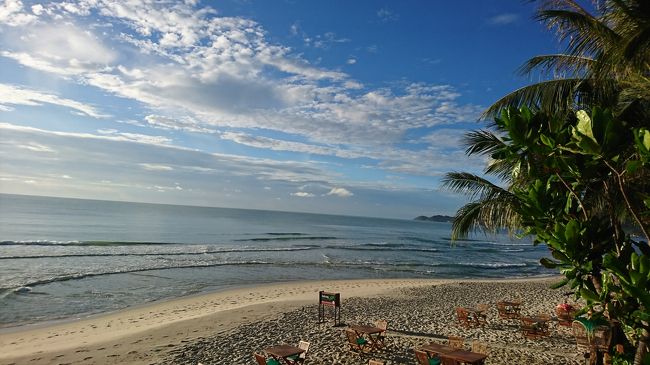 初タイで初サムイ島<br /><br />美味しくて安いタイ料理とキレイな海を求めて。<br /><br />現地の移動は徒歩！<br />少し遠いスーパーへも頑張って歩きました。<br /><br />自分で航空券取ったらトランジットの時間がキツキツになり機内持ち込み手荷物のみで頑張りました。<br />結果、お土産が存分に買えなかったから次回からは時間に余裕持って行くことにします。<br /><br />リゾートっぽいところとアジアの田舎っぽさと開発されてない感じが混在するところでした。<br /><br />タイ料理大好きなので毎日毎日タイ料理。<br />リゾート価格とは言え日本よりは安い！<br /><br />アジアっぽいちょっとしたトラブル？もありつつ、<br />全体的には大満足でしたー！<br /><br />【行き】<br />0:30羽田発　ANA<br />5:00　バンコクスワンナプーム空港着<br />7:30　スワンナプーム発　バンコクエアウェイズ　8:35　サムイ空港着<br /><br />【帰り】<br />19:45　サムイ発　バンコクエアウェイズ　<br />20:50　スワンナプーム空港着<br />22:10　スワンナプーム発　<br />6:20　羽田着<br />