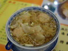 駐在のついでに 【その8】　"Mak's Noodle" のワンタン麺！