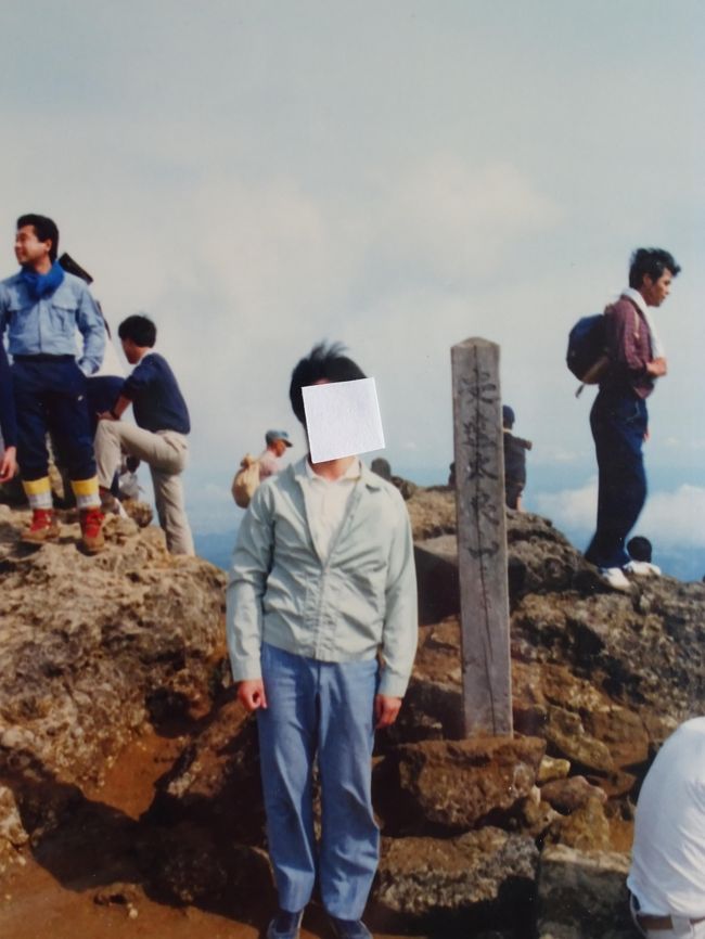 2泊3日で福島県の安達太良山に登山し､猪苗代 磐梯高原(五色沼) 磐梯吾妻ﾚｰｸ･ｽｶｲﾗｲﾝを通り､土湯温泉に泊まります｡<br /><br />{旅程}<br />①10/10(金)<br />大宮駅6:20(新幹線特急券2400円乗車券3700円)7:21郡山駅(朝食ｿﾊﾞ340円昼弁当700円)(電車)8:16二本松駅8:20(ﾊﾞｽ430円)8:44岳温泉9:00(ﾊﾞｽ300円)9:20奥岳<br />1)(安達太良山登山)奥岳(ﾘﾌﾄ360円)9:40発(徒歩) 安達太良山山頂(10:58-)11:15) 鉄山(昼食弁当11:40-11:55) 白糸の滝 沼尻温泉 旧沼尻(ﾊﾞｽ690円)猪苗代(ﾀｸｼｰ990円)猪苗代湖に行きます｡<br />2)(猪苗代観光)野口記念館300円 会津民族館500円 猪苗代湖を見ます｡<br />3)(ﾊﾞｽ)猪苗代駅 駅近くの民宿｢磐清荘｣に宿泊(4500円酒250円)します｡<br /><br />②10/11(土)    猪苗代駅9:15(ﾊﾞｽ370円)長浜に行き､<br />1)(天鏡閣見学300円) 長浜10:03(ﾊﾞｽ840円 10:20猪苗代駅)10:45五色沼入口に行き､<br />2)(磐梯高原散策)五色沼自然教室 毘沙門沼 赤沼 みどろ沼 竜沼 弁天沼 青沼 るり沼 柳沼　檜原湖（12:25着)を歩き､昼食(裏磐梯ﾛｲﾔﾙﾌﾟﾗｻﾞ1000円ﾋﾞｰﾙ500円)<br />3)磐梯高原13:00(観光ﾊﾞｽ乗車)(五色沼 小野川湖 秋元湖 磐梯吾妻ﾚｰｸﾗｲﾝ 土湯峠 磐梯吾妻ｽｶｲﾗｲﾝ 浄土平(吾妻小富士) 高湯温泉)15:40福島駅(ﾊﾞｽ)18:00土湯温泉に着き､山水荘に宿泊します｡<br /><br />③10/12(日)<br />土湯温泉(ﾀｸｼｰ)福島駅(新幹線)大宮駅に戻ります｡