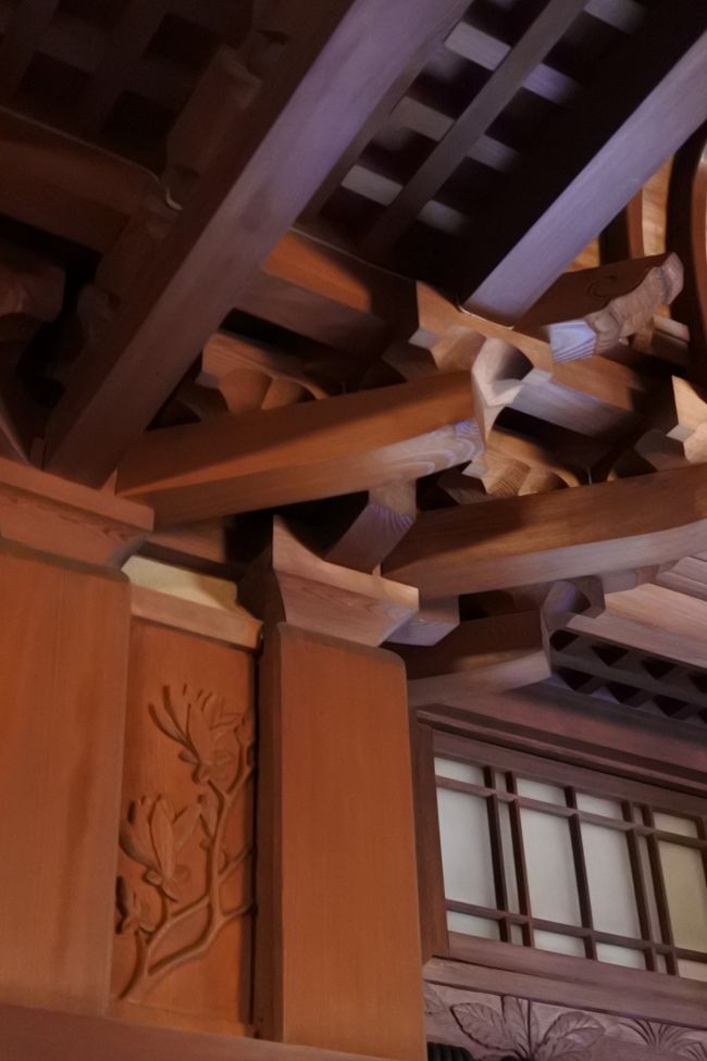 花御殿で最も荘厳な雰囲気を持つ特別室。352号室（菊）の天井や、細部まで造り込まれた彫刻を撮影。