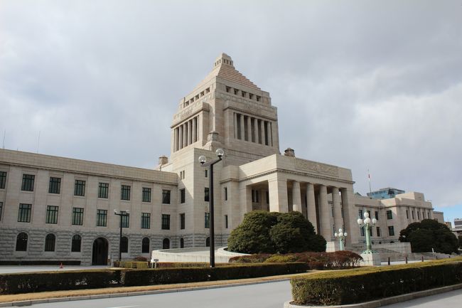 本日は最終日です！<br />朝一番に帝国ホテルの地下にある、「なだ万」へ朝食を食べに行きましたが、期待が大きかったのか普通でビックリしました。ご飯は固いし・・・・・値段は３千円を超えるしで！！！！<br /><br />ぶつぶつ言いながら、TVで最近話題になっている「築地場外市場」へ！　朝が早いのに凄い人でした！<br />しかも外人さんが多いです、中国人、韓国人、台湾人、タイ人とアジア系を中心に白人もチラホラ・・・・・・・<br />テリーさんのお兄さんの卵焼きのお店は大行列です。また「すしざんまい」のお店にも行列が・・・・・<br />とにかく人が沢山・・・・・<br /><br />続いて「目黒雅叙園」へ・・・・・「千と千尋の神隠し」のモデルになったともいわれる百段階段、百段ひな祭り「九州ひな紀行」と７部屋すべてにに並べられていました。７部屋が９９段の階段で結ばれている、そしてなぜか百段階段？<br />（残念ですが撮影不可でしたので写真はありません）<br /><br />最後に来たところは国会議事堂です、ここにも専門のガイドがおりまして色々と説明をしてくれました。<br />いつも国会中継を見ていて思うことですが、最高学府を卒業されて来たそうそうたるメンバーが、質問に対する答弁が的を得た回答をしてなかったり、声を荒げたり・・・・・・とても子供達には見せれないような！<br />そんな感じがします（私だけでしょうか？）<br /><br />そんな思いを込めながら、帰途につきます。帰りの新幹線からは富士山が見えました。<br /><br />