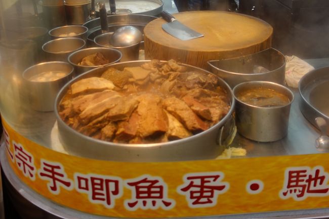 香港の街中で時々見かけるお肉を煮込んだ鍋が外から見える類の食堂に興味津々。でも、ローカル度高くて、注文とか難しそう･･･と、二の足を踏んでいたところ、店頭に写真メニューを多数表示し、指差し注文も可能そうなお店を発見。中も小奇麗で、女性のお客さんも食事しており、ここなら入れそうということで、駐在１０日目の夜に初挑戦！<br /><br />お店は、コーズウェイベイの“潮興魚蛋粉”。<br /><br />内臓系のメニューに惹かれつつも、メニューで“必食”とご推薦の“原汁崩沙☆撈麺”をオーダー、十分なおいしさで、ＨＫ＄５４はなかなかのコストパフォーマンス！セットのスープもセロリ風味でいいコンビネーション。（☆は「月」に「南」）<br /><br />観光で日本から来られて行かれる方は、あまりおられないかもしれませんが(笑）、住所は、銅鑼灣謝斐道481號下です。