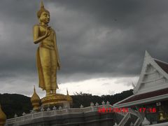 ハジャイ郊外の観光です（山の上の寺・水上マーケット）