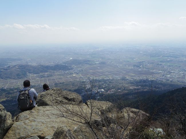 筑波山は、北千住から、つくばエキスプレス：つくば駅まで約４０分、つくば駅から筑波山行きの路線バスは３０分おきに出ていて約４０分、と、とてもアクセスのいい山です。３年前に登って２度目の登山。山頂にはカタクリの群生地がありますが、４月１日～２０日のカタクリの花まつりの期間しか入れません。今年は、どの花も遅れ気味なので少し遅めに行ってきました。<br /><br />表紙：筑波山と言えば、この写真ですね！