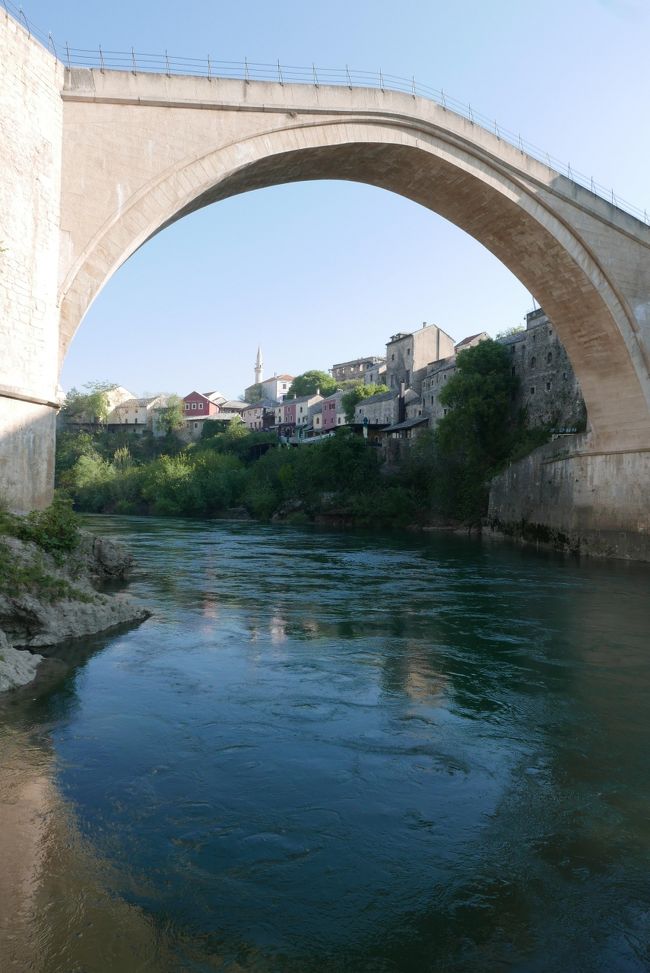ボスニア・ヘルツェゴビナは以前クロアチアを訪れた際にザグレブからドブロヴニクへ向かう時に途中休憩した「ネウム」の街に寄って以来の訪問です。<br /><br />今回の主な旅行目的は世界史のページを大きく変えることになった「サラエボ」の見学です。<br />モスタル、サラエボ、ヴィシェグラードと廻りました。<br /><br />此処もVISAは不要です。通貨はマルカですがユーロも使用出来たので両替はしなかった。<br /><br />サラエボは1984年に冬季オリンピックが開催され日本人選手も活躍した。その後1992年ユーゴスラヴィアからの独立を契機に起こった3年半に亙る内戦により戦場となり1万人以上の死者を出した悲劇の街です。<br /><br />更にさかのぼること1914年6月28日「サラエボ事件」(オーストリアのフェルディナント大公夫妻がセルヴィア人青年に暗殺された)が起こり「第一次世界大戦」の切っ掛けとなった街でもある。<br /><br />「サラエボ事件」の現場を訪れた際は何か感慨深いものを感じ、事件現場付近の写真は多めに撮ってしまった。<br /><br />コソボ、セルヴィアを含めて弾痕の残った建物は点在するものの、つい最近まで戦闘状態にあった国とはとても思えなかった。<br />それほど街は復興し市民も平穏な生活をし物資や食品も豊富だ。<br /><br /><br /><br />表紙の写真はネレトヴァ川に架るモスタルの石橋「スターリ・モスト」です。<br />この橋は内戦中の1993年に破壊され2004年にユネスコが協力して復元したそうです。<br /><br /><br /><br /><br /><br /><br /><br /><br /><br /><br /><br />