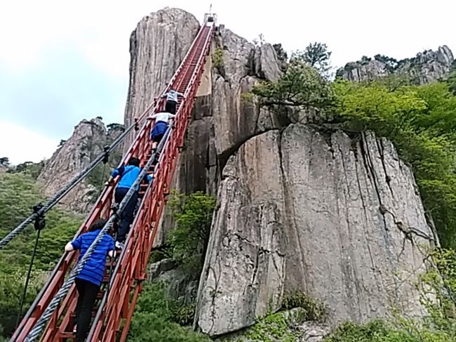 162回目の韓国はGW8泊9日旅。<br />今回の旅のメインは、三光寺の燃灯祝祭と鬱陵島(ウルルンド)。<br />鬱陵島(ウルルンド)は去年のGW以来、1年ぶりの再訪。<br />2016/12/17に日本航空のHPで航空券を予約。<br />往復航空券￥26,000、諸税￥5,510の合計￥31,510。<br />鬱陵島(ウルルンド)以外は、毎晩チムジルバン泊(1晩約千円前後)。<br />現地で使ったお金は70万WONちょっと。<br />一番高いものは浦項～鬱陵島の乗船券で片道64500WON。<br />9日間で、釜山～慶州～浦項～鬱陵島～大田～大屯山～全州～大田～法住寺～釜山と周遊しました。<br />＜宿泊場所＞<br />1泊目：釜山　松島ヘスピアチムジルバン(1万2千WON)<br />2泊目：金海　瀑布水サウナチムジルバン(9千WON)<br />3泊目：浦項　浦項温泉リゾート(7千WON)<br />4泊目：鬱陵島道洞　トンアモーテル(5万WON)<br />5泊目：大田　マジック24サウナチムジルバン(9千WON)<br />6泊目：全州　スパラクーア(1万2千WON)<br />7泊目：大田　マジック24サウナチムジルバン(9千WON)<br />8泊目：釜山　冷井温泉サウナ(9千WON)<br />＜旅程＞<br />1日目：日本航空の夜の便で釜山へ。<br />2日目：松島スカイウォーク、海東龍宮寺、三光寺燃灯祝祭<br />3日目：慶州の良洞民俗マウル、浦項の迎日台海水浴場、竹島市場<br />4日目：鬱陵島へ。島1周する遊覧船乗船、独島展望台ケーブルカー<br />5日目：道洞～苧洞への海岸沿い散策、蓬莱瀑布、浦項へ。<br />6日目：大屯山(全羅北道完州郡)<br />7日目：全州韓屋マウル、滋満壁画マウル<br />8日目：釜山の三光寺燃灯祝祭　見納めにまた来ました。<br />9日目：日本航空JALの朝早い便で帰国