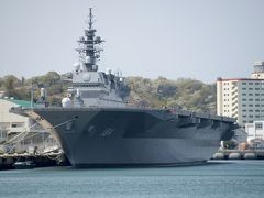 朝鮮半島緊迫情勢の中で、護衛艦と潜水艦が出港中の海上自衛隊横須賀基地