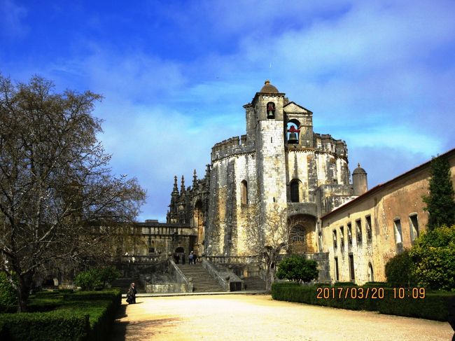 ナザレから約８０ｋｍ。ナバオン川の畔に広がるトマールへとやって来ました。ポルトガル最大の修道院・世界遺産の「キリスト修道院」があります。トマールを観光して移動が約５０ｋｍ。バターリャ観光です。世界遺産の「サンタマリア修道院」を観光。この日は二つの世界遺産周遊観光でした。<br /><br />表紙の写真は世界遺産「キリスト教修道院」