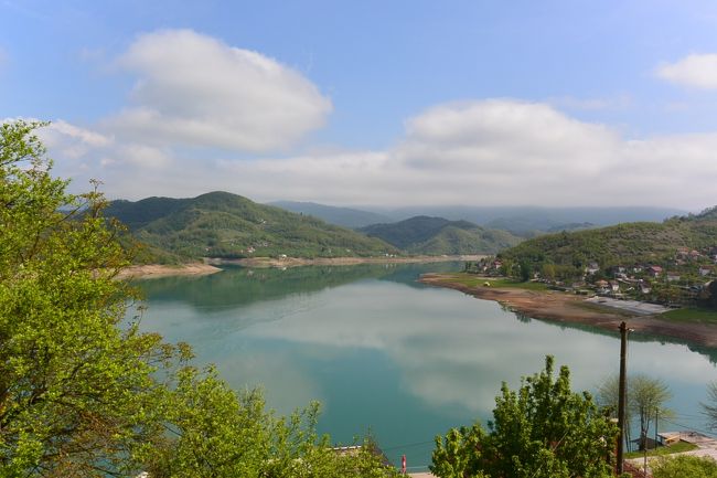 Jablanica lake（ボスニア語：Jablaničkojezero）は、Jablanica Dam（ヤブラニツァ・ダム）の建設後の1953年にNeretvaネレトヴァ川に人工的に作られたれた大きな湖で、不規則な細長い形をしています。<br /><br />ヤブラニツァ湖は、ボスニア・ヘルツェゴビナで人気のバカンス地で、湖のほとりには、ウィークエンドハウスが建てられていて、ボート、釣り、水泳などが人気のアクティブティだそうです。<br /><br />子羊の丸焼きが名物で、ラムが苦手な人でもここのだけは食べられるというくらい新鮮でおいしいそう。<br /><br />SuperbAdventures<br />http://www.superbadventures.com/#!/<br /><br />SARAJEVO-MOSTAR / Herzegovina Adventures Day Tour<br />http://www.superbadventures.com/#!/tour/8/details