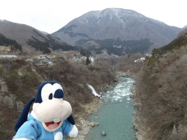 グーちゃんだよ。<br />宿を出たグーちゃんは鶴ヶ城を目指すよ。<br />湯野上温泉駅に着くと昨日とは違って<br />有象無象たちがいっぱい！<br />なので１両のワンマン電車は満員状態に・・・。<br />そしてグーちゃんは西若松駅に到着。<br />鶴ヶ城につくやいなや<br />あれ？雨？<br />まじかよーーー！！