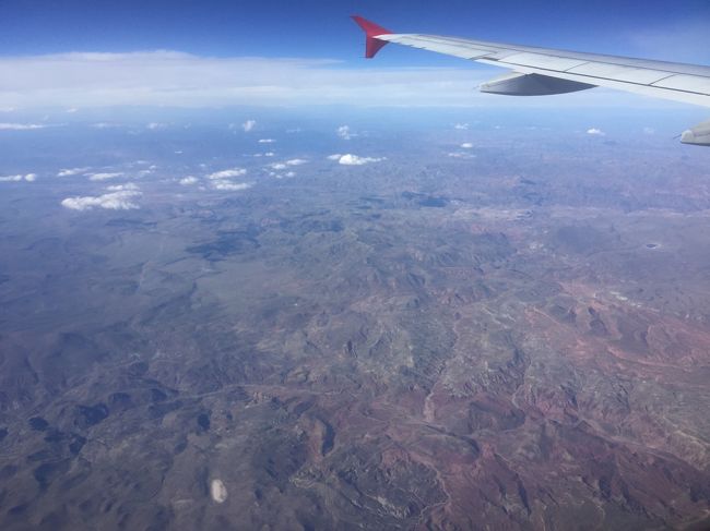 「大きな時空」って日本語としてどうなのかと思うが、それに「包まれ」た感じがしたので、とりあえずこれでいく。<br /><br />南米にずっと行きたかった。<br />でも、遠いし、お金もかかるので、本当に行けるのだろうかと思っていた。まさかこんなに早く行けるとは思ってなかった。<br /><br />私の南米のイメージはタンゴやサルサやサンバなどダンスのイメージで、自分がそんな場面で踊れるとは思ってもいないのだが、踊りたかった。<br />あと、リオやブエノスアイレスなど都会への憧れが強かった。ただ、治安が悪いのは知っているので、そんなブラブラ街歩きができるとも思ってもいない。<br /><br />で、いざ南米！となったとき、どう考えてもツアーで行くしかなく、ある程度の大手旅行社のツアーで、そんなに高くないもので考えると、マチュピチュ中心となる。もちろん、マチュピチュに行きたくないわけもなく、それにはナスカの地上絵がもれなくと言ってもいいくらいついてくる。そこにウユニ塩湖をつけたかったのだが、鏡面の湖を見るのは、１月から3月がいいようで、大体満席になっていた。ではこれは次回に、と思いつつ、南米に次回があるかどうかもわからないので、イグアスの滝もついているのにした。まあ一番オーソドックスな南米ツアーである。<br /><br />大手の旅行社の類似のツアーを比較して決めた。細部が微妙に違い、少し迷った。結局何が決め手だったにか、はっきり覚えていない。<br />羽田発着、12日間（マチュピチュ２泊で、10、11日より長い）というところか。<br /><br /><br />南米に行きたいと思った時のイメージとは全然違うコースなのだが、それはそれで仕方ないし、これでよし！と決めた。<br /><br />最近の私はウロウロ街を歩くのが好きだと思っていたが、大自然や、セスナからでしか見られない規模の地上絵や、山奥に作られた都市の跡など、大きな風景がどんなに気持ちの良いものかを知る旅となった。そんなこと当たり前といえば当たり前なのだが、自分の好みをちょっと限定していたような気がする。<br /><br /><br />1日目　　羽田→ロサンゼルス→リマ<br />2日目　　リマ市内<br />3日目　　ナスカの地上絵<br />4日目　　クスコ市内<br />5日目　　マチュピチュ<br />6日目　　オリャンタイタンボ・マラスの塩田<br />7日目　　クスコ→リマ→イグアス<br />8日目　　イグアスの滝（アルゼンチン側）<br />9日目　　イグアスの滝（ブラジル側）<br />10、11、12日目　　リマ→ロサンゼルス→羽田<br /><br /><br />団体ツアーの1人参加第２弾となった。<br />ネットで申し込んで、それっきりというのが今までのパターンだが、今回は他に一人参加の人がいるか、同性か、ほかのメンバーの年代、申込者の数など、電話で問い合わせた。<br />前回の香港旅行の一人参加の方のお話や「女ひとりで海外団体ツアーに参加してます」という本から、そういうことするんだ、できるんだと知り、やってみた。<br /><br />今となっては、杞憂だったのだが、ペルー大洪水の報道を見て、2度くらい電話で問い合わせもした。<br />出発まで、本当に旅程通り進むのか、不安だった。もし、マチュピチュに行けなかったら、何のために高いお金をかけていくのかわからないし。<br />あと、災害で大変なところに遊びに行ってもいいのかとかも気になった。<br />行ってみてわかったのだが、やはりキャンセルが多く出たようで、飛行機の空席、マチュピチュ行きの列車の空席が目立った。地上絵のセスナ観光がガラガラだったのもその影響かも。<br />となると、観光で生活している人も非常に多いので、行ったほうがいいのでは、と思う。<br /><br />大洪水の影響は、私たちの観光には全く影響はなかった（あ、全くではなかった、マチュピチュ行きの列車の線路が土砂崩れにあったのだった）。<br /><br />添乗員付きツアーは８年ぶりだった。団体ツアーも進化していて、飛行機に8回乗ったのだが、全部通路側の席を確保してくれていた。窓際希望の人には、その都度添乗員さんがチェックインの時、交渉してくれた。<br /><br />ロスの往復の席が通路側に確保されていることを5日前くらいに知り（洪水の問い合わせのついでに、いい席の確保を、と飛行機の予約番号を聞いた。そんなことができるというのも知らなかったが、最終旅程表送付の時に案内されていた）、その時点でものすごく旅行に期待が持てた。一人だし、変な真ん中席にされているのではないかと不安だったのだ。<br /><br />訪問先自体がすばらしかったのだが、ツアー自体もよかった。高いツアーではなかったので、そんなに期待してなかったのに。<br />食事はビュッフェが多かったが、好きなものを好きなだけ食べられるということで、それはそれでよしとしよう。種類も多く、選択の余地はあったので。あと決して不味くなかったし、野菜と果物が豊富だった。ソフトドリンクもついていたのが多かったので、飲み物の注文もしないですんだのも良かった。<br />12人と、添乗員さん曰く、ちょうどいい人数だった。少なければ少ないほどいいような気もするけど、多すぎないのが本当に良かった。<br /><br /><br /><br /><br />旅行中に読んだ本<br />「絶対貧困」石井光太<br />「女を見る歌舞伎」酒井順子<br /><br />なんで２冊も読めたのかわからない。ほとんど空港の待ち時間だけで読んだように思う。<br /><br /><br />旅行中に観た映画<br />ＡＮＡの行き<br />「ラ・ラ・ランド」<br />出だしはともかく、ずっと、つまらん、オーソドックスな映画だ、まー機内で見るにはちょうどいいかと思っていたが、ラストでやられた。機内で泣いたことが今まであっただろうか。<br />「素晴らしきかな、人生」<br />豪華キャストの「いい話」だった。<br /><br />ＡＮＡの帰り<br />「ムーンライト」<br />アカデミー賞の作品賞ということで見たが・・・<br />「フェンス」<br />助演女優賞の主人公の奥さん役の人が良かった。結局、帰りも泣いてしまい、単に涙腺が弱くなった（年取った）ってことか・・・<br />日本で公開は決まってなく、レンタルだけ６月にされるらしい。<br /><br />時節柄、アカデミー賞の話題作が複数見られて良かった。もっと見たい映画があった。邦画も見たかった。日本の航空会社は日本語仕様だから、ほんとにうれしい。<br />