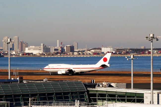 今度のお休みに飛行機の良く見える所に行きませんかってお誘いが来て、珍しく単独行ではない旅行記です(って数時間の事ですが)。<br />そしたら運良く政府専用機も見る事が出来て、ちょっとラッキーだったかも。<br />とは言え、冬休みに入った日曜日、天皇誕生日と相まっての3連休に空港が混まない訳が無く‥。<br />久々に連れて行ったもらった(車でお迎えされて、行き先はお任せ)立場のPHOですが、やっぱり単独行動が楽ですわ。年齢とともに我が儘度もアップしてるのです。否、好みと言い替えましょう(笑)。<br />記録としては、PHOは動くモノ撮るの慣れてないし、そもそもコンデジだし、今日はこういうのを見ましたという事で、写真の出来はご容赦ください。<br />折角なら、もうちょっとクリスマスっぽい事したかったなぁ(クリスチャンでは有りませんが)<br /><br /><br />