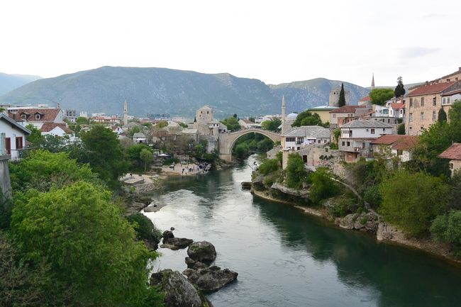 Mostar（モスタル）は、サラエボから南西に120㎞ほどのボスニア・ヘルツェゴビナ南部の街です。『Mostar（モスタル）』とは、『橋の守り人』という意味だそう。<br /><br />街の中央を流れるネレトヴァ川にかかるアーチ型の石橋『Stari Most（スターリ・モスト）』が、世界遺産に登録されています。『Stari Most（スターリ・モスト）』とは、『古い橋』という意味。紛争時の1993年11月に破壊され、ユネスコなどの援助で2004年7月に再建されました。<br /><br />ヘルツェゴビナツアーで、他をいろいろまわり夕方6時半頃にモスタルに到着したけれど、夕暮れのスターリ・モストも雰囲気があってよかったです。<br /><br />SuperbAdventures<br />http://www.superbadventures.com/#!/<br /><br />SARAJEVO-MOSTAR / Herzegovina Adventures Day Tour<br />http://www.superbadventures.com/#!/tour/8/details