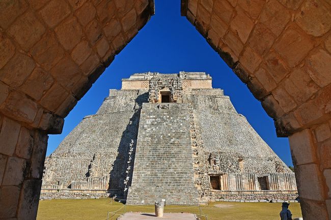 冬になると暖かい国に行きたくなる。メキシコは砂漠とサボテンの暑い国のイメージがあるが、北半球にあるので冬はそれほど暑くはないし、古代文明と植民地時代の街並みの世界遺産があって面白そうなので、探してみると日程的にも都合の良いメキシコ航空直行便利用のツアーが見つかった。価格的にも、割安感がある。（出発までの詳細は、このシリーズの（１）～（３）をご覧ください）<br /><br />その日程は以下の通り。（★＜　＞内が今回の内容）<br /><br />１日目：成田～メキシコシティ移動、国立人類学博物館、独立記念塔（キンセアネーラ）、メキシコシティ泊<br />２日目：【世】メキシコ国立自治大学、【世】プエブラ歴史地区、【世】ポポカトペトル山腹の修道院（ウェホツィンゴのフランシスコ修道院）、メキシカンレストラン、メキシコシティ泊<br />３日目：【世】サント・ドミンゴ広場、【世】メキシコシティ歴史地区＞、【世】テオティワカン遺跡、メキシコシティ～メリダ移動、メリダ泊<br />４日目：マヤパン遺跡、カバ遺跡、★＜【世】ウシュマル遺跡、メリダ市内観光、メリダ泊＞<br />５日目：【世】チチェンイツァ遺跡、セノーテ、カンクン泊<br />６日目：カンクンで自由行動（イスラ・ムヘーレス観光）、カンクン～メキシコシティ移動<br />７日目：メキシコシティ～成田移動（機内泊）<br />８日目：早朝帰国<br /><br />第９回目は、４日目午前中のマヤパン遺跡・カバー遺跡の観光を終えて、午後の【世】古代都市ウシュマル見学とメリダ市内観光（食事風景を含む）の模様となる。