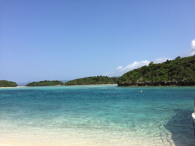 昨年は娘と二人、沖縄一泊二日の弾丸リフレッシュ旅行をしました。<br />今年は息子と二人、忙しい日常を離れて新鮮な空気で深呼吸をする旅を企画しました。<br />沖縄はもう何回も行ってるし、もっと遠くへ行きたい！！<br />海外にも行きたいけど、一泊二日じゃ無理ね～じゃあ石垣島はどう？という事で初めての石垣島に決定！！<br />直行便が飛んでいることもあり、気軽に行ける感じです。<br />まだまだ寒い朝、コートを着こんで自宅を出て、関空に着いたらコートをスーツケースに収納。<br />薄着になって行ってきます！！