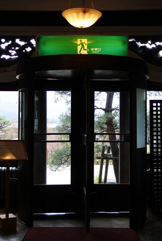 本館にある回転ドア（内側）と、周辺に施された彫刻を中心に撮影。