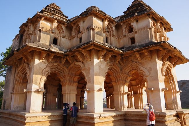 2016年11月、インド南西部のカルナータカ州のデカン高原を巡るツアーに参加しました。<br />14～16世紀にヴィジャヤナガル王朝の都だったハンピの観光も、今回で最後となりました。<br />ハンピの最後を飾るのは、華麗なる建築が美しいロータス・マハルと、象舎です。象舎はイスラム様式の建物ですが、10の屋根はそれぞれ違う形をしています。<br />ハンピの観光を終え、ホテルのあるホスペットに向かう車窓と、ホスペットの街を灯（ひ）ともし時に散歩した様子も添えます。<br />