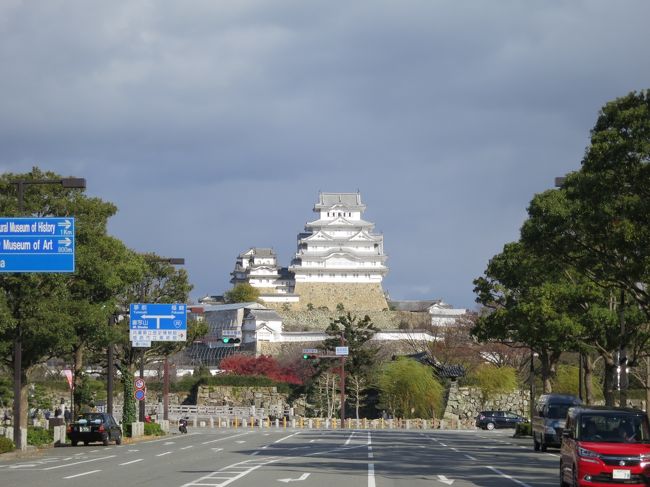 2016年12月6日（火）裏ドリワンダーランド　広島→姫路編♪<br />前日の誕生日の日はちょっぴり悲しい1日となってしまいましたが、<br />この日は、なんとか回復する事が出来ました。<br /><br />コンフォートホテルでは自転車を無料で貸出してくれるので<br />姫路城までちゃりんこでGO♪<br /><br />子供の頃に見ていた姫路城と比べると真っ白！<br />年月が経つにつれて色も変化していくんでしょうね。<br />今回は城内の見学はせず、お城の周辺をぐるりと見渡しました。<br />※外国人の方がたくさんたくさんいらしていました。<br />※昔はこんなにいなかったような記憶が･･･<br /><br />表紙のフォトは信号が青の時、大手町通りのど真ん中で<br />パチリしました。<br /><br /><br /><br />