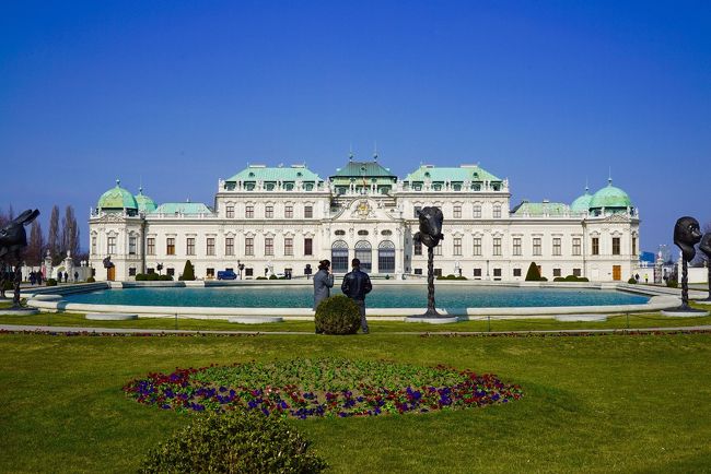 オスマントルコ軍との戦いでウィーンを救った英雄プリンツオイゲン公の夏の離宮だった美しいバロック建築の建物。ベルベデーレ（Belvedere）とは「美しい眺め」という意味で、庭園から見る宮殿はまさに美しい眺望です。住まいがあった下宮と迎賓館として使われた上宮があります。現在は美術館として公開されていてクリムトコレクションは世界最大で代表作の接吻やエゴン・シーレの作品が展示されています。<br /><br />A hero who saved Vienna in the fight against the Ottoman Turkish army A building of beautiful baroque architecture which was the summer residence of Prince Eugen public. Belvedere (Belvedere) means &quot;a beautiful view&quot;, the palace seen from the garden is a beautiful view. There is Shimomiya where there was a residence and Shimomiya used as a guest guesthouse. Currently it is open as a museum, Klimt collection is the largest in the world, and kisses of masterpieces and works by Egon Schiele are on display.