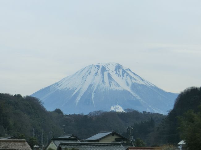 海外、それも魚食文化がなく、大手日本企業も進出していない地方都市に住んでいると日常的に新鮮な魚を食べる事ができません。自然と一時帰国のおりには魚を追い求めることになります。今回も到着してすぐに鮨、翌日も鮨。その後もほとんど毎日のように刺身を食べてきました。それでもまったく飽きることがないのです。<br />にぎり鮨、と一口にいっても地方により、店により千差万別。魚の扱いはもちろんですが、鮨の出し方、客のあしらい方、店全体の雰囲気もいろいろですね。<br />日本滞在があと１週間と迫ってきたこの日、私達は２軒の異なる雰囲気の鮨店を訪問しました。<br /><br />鮨屋のカウンターでデジカメを使うことはしない主義なので、鮨の写真はありません。あしからず。<br />