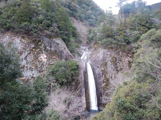 「大丹倉」を後にして、せっかくこの辺りまで来たら日本の滝百選『布引の滝』の雄姿をもう一度見たいと考え、山道を再びひた走りました。<br />夕方になってしまったので、少し暗くなりつつありましたが、やっぱり『布引の滝』は姿の美しさでは群を抜いている滝だなあと改めて思いました！