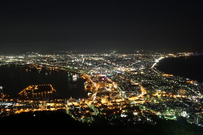 青森県から青函トンネルを通り、函館に入りました。そしてバスで函館山に登り、夜景を堪能してきました。その後、深夜に急行で苫小牧に移動するまで、夜の函館の街を散歩していました。歴史的建造物がライトアップされており、幻想的な風景が広がっていました。