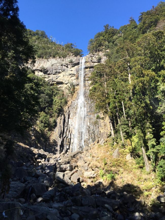 昨年秋は東北への旅となりましたが、当初夫は「伊勢神宮」へのドライブ旅行を切望しておりました。長距離ドライブは時期尚早とフライトでの移動、レンタカー利用の東北旅行の旅へ誘った鬼嫁oneonekukikoです。<br />しかし「伊勢神宮」への思いを断ち切れない夫は年明けの２月、友人を誘って「伊勢神宮参り」のドライブ旅の実現となりました。<br />総勢５名。ドライバーが４人いるので安心です。<br />2／1 エキシブ鳥羽泊<br />2／2  熊野里創人泊　<br />2／3  エキシブ浜名湖泊<br /><br />伊勢神宮の参拝の次は熊野へ向かいます。<br />本来なら、熊野古道をゆっくり歩きたいところですが、まだ体力に自信がなく寺社巡りの旅となりました。<br />初めて足を踏み入れる和歌山県です。<br /><br />熊野大社に参拝しますが、検索すると出てくる出てくる。<br />熊野大社。総本宮。速玉大社。那智熊野大社。<br />熊野大社は全国にあるのですね。<br /><br />友人を巻き込んだ、お礼参りの旅。たくさんたくさんお礼してきました。<br /><br />宿は「熊野里創人」どんなお宿でしょうかね。