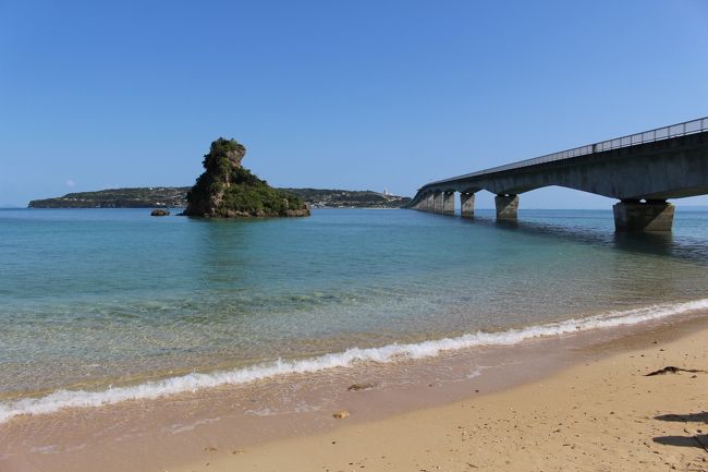 那覇市でレンタカーをして古宇利島まで行ってきました。古宇利大橋からはこれぞ沖縄！！というきれいな海を眺めることができます。僕は橋の手前の道の駅まで車で行き、そこから折り畳み自転車で橋を渡りました。橋の上からの景色を楽しみたい方は、徒歩かレンタサイクルで橋を渡ることをお勧めします。橋の上では車を止めることはできません。インターネットにて沖縄本島の絶景を検索したらこの古宇利大橋が出てきました。晴れた日に行くことができ最高の景色を見ることができました。古宇利島にも道の駅のような施設があり、お土産の購入などが出来ます。さらに、近くの砂浜からは橋と海を眺めることができます。そして少し坂道を上ると古宇利オーシャンタワーがあります。このタワーからも絶景を眺めることができます。那覇から下道で2時間ほどかかりました。高速道路を利用するともっと早く行けると思います。是非、晴れた日に行ってみてください。