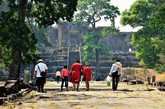 オッサンネコです。<br /><br />カンボジアには二つの世界遺産があります。<br />ひとつは世界的にも有名なアンコール寺院群、そしてもう一つがプレアヴィヒア寺院。<br />プレアヴィヒア寺院はタイとカンボジアの国境線付近にある遺跡で、<br />長らくその領土をめぐって二国間は激しい衝突を繰り返してきました。<br />これまでは安全面やアクセスの都合から訪れるのが難しい遺跡だとされてきましたが、現在はその紛争も小康状態に。<br />アクセスが容易になった昨今、何気なく見たVERTRAのプロモーションで、<br />プレアヴィヒア寺院とコーケー遺跡がセットになって99$というじゃありませんか。<br />うーん、3分悩んで即決。<br />LCCのチケットからツアー申し込みまでポチポチが繰り返され<br />あっという間に10年ぶりのシェムリアップ行きが決まったのでした。<br /><br />その時の記録です。
