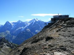 ツアーの定番シルトホルン展望台(２９７０ｍ)から、緑綺麗なアルプが広がるキーエン谷(９４５ｍ)への下りロングハイキング