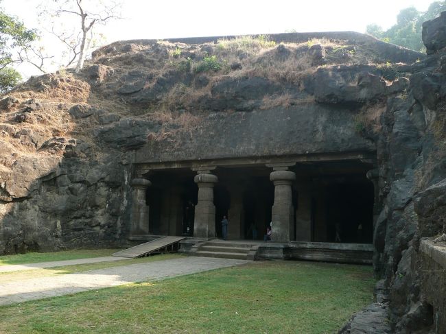 この島には、５～８世紀に造られたヒンドゥー教のシヴァ神を祀った石窟があり、ユネスコの文化遺産にも登録さています。<br />これまでに出張で数回ムンバイに出かけけたことがありますが、2010年12月初旬にこの島を訪れる機会を得ました。<br />エレファンタ島はムンバイの北東9kmに浮かんでいます。インド門の脇にあるふ頭から観光船に乗り、日帰りで観光しました。<br />